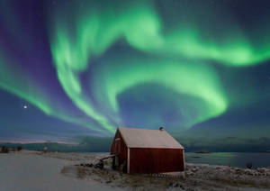 Grøn himmel med rød hytte baggrund — Grøn himmel Wallpapers