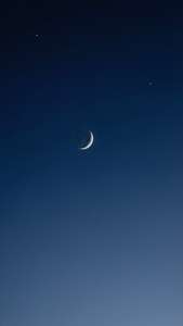 En minimalistisk nattehimmel med en halvmåne og en enkelt stjerne. — Himmeludsigt Wallpapers