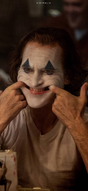 Arthur laver glad ansigt i filmen Joker 2019-baggrundsbillede — iPhone 12 Pro Wallpapers