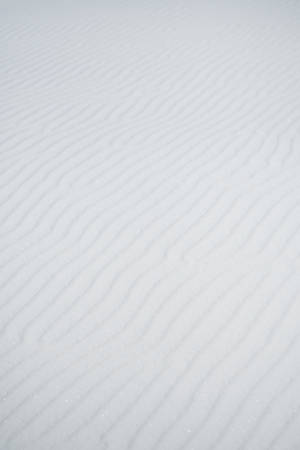 Hvid skærm med abstrakte bølger — iPhone 14 Pro Wallpapers