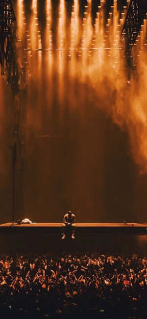 Ikoniske rapper Kanye West i tankefuld positur — Nokia C210 Wallpapers