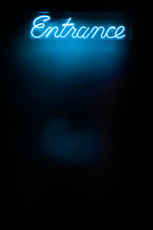 Indgangsskilt i neonblå iPhone — Xiaomi Pad 9 Pro Max Wallpapers