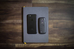 IPhone og Nokia 3310 — Nokia Wallpapers
