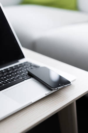 iPhone-skrivebord med MacBook — Xiaomi Pad 8 Wallpapers