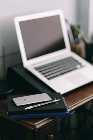 iPhone skrivebordsarbejdsplads med tidsskrifter — Xiaomi Pad 8 Pro Wallpapers