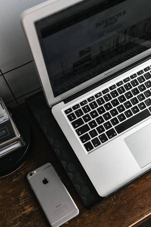 iPhone-skrivebord med sølv MacBook — Xiaomi Pad 7 Ultra Wallpapers