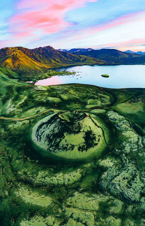 Island grøn sovende vulkan omgivet af sø baggrund — RedMagic Tablet Wallpapers