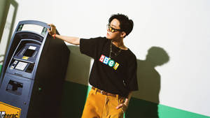 J-Hope poserer med en hæveautomat — Bts Wallpapers