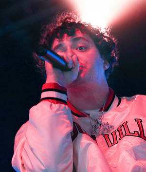 Jack Harlow holder mikrofon wallpaper — Galaxy Z Fold Wallpapers