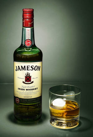 Jameson Whisky-flaske og glas — IQOO Pad5c Wallpapers