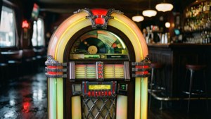 En neonlysende jukebox i en stemningsfuld retrobar.