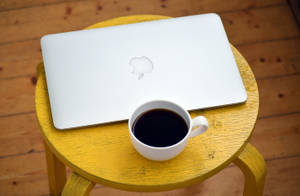 Kaffe og Macbook Air — MacBook Air Wallpapers