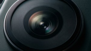 Et detaljeret makro-baggrundsbillede af Pixel 8-kameraobjektiver.