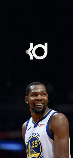 Kevin Durant smil og logo tapet — iPhone 17 Pro Max Wallpapers