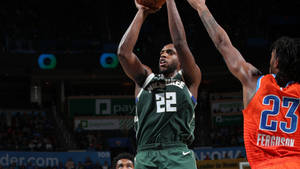 Khris Middleton i skudstilling wallpaper — Dæmpet Wallpapers