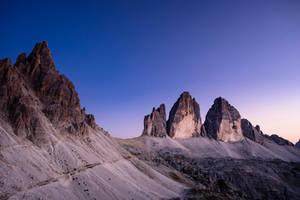 Baggrundsbillede med klar himmel over Dolomitterne