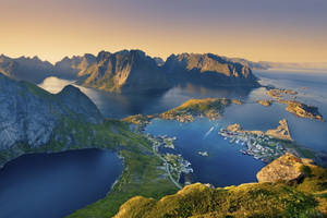 Wallpaper med klar himmel over norske fjorder