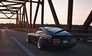 Klassisk Datsun udstillet i en smuk solnedgang — MacBook Air M1 Wallpapers