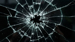 Mønster af knust glas på sort baggrund, kantet æstetik. — Sort æstetisk GIF Wallpapers