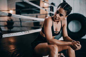 Kvinde på en wrestlingring baggrund — Skumring Wallpapers