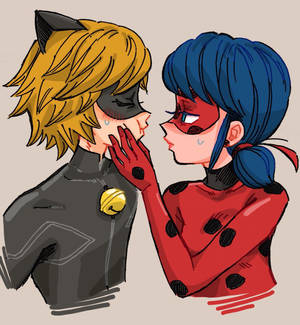 Baggrundsbillede med kunstværk af Ladybug og Cat Noir, der kysser — Mariehøne og sort kat kys Wallpapers