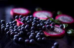 Lækker huckleberry med dragefrugtstykker — Mørk lilla æstetik Wallpapers
