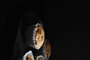 Muffins in black background wallpaper — Skærmbeskytter Wallpapers