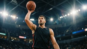 Lavt vinkel springskud med linseflare og intenst spillerudtryk. — Basketball GIF Wallpapers