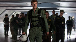 Liam Hemsworth som Jake Morrison i filmen Independence Day tapet — Studio Display Wallpapers