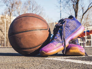 Baggrundsbillede med lilla basketballsko — 4:3 Wallpapers