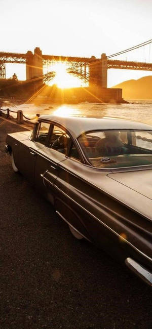Lodret Vintage Cadillac Solnedgang Baggrund — iPhone 17 Pro Wallpapers