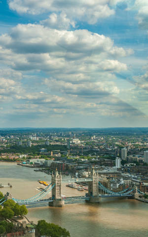 Londons Tower Bridge Under Skyet Himmel baggrund — Moto Pad (2026) Wallpapers