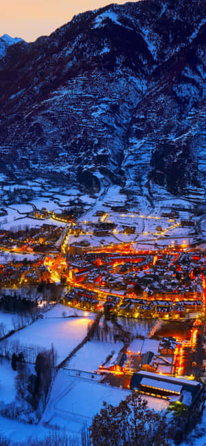 Luftfoto af den spanske landsby Benasque — Pixel 11 Pro XL Wallpapers