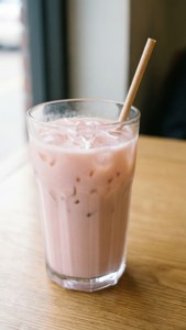 Forfriskende lyserød iskaffe, en perfekt æstetisk drik. — Lys pink æstetik Wallpapers