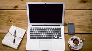 Macbook Air På Træbord — MacBook Air Wallpapers