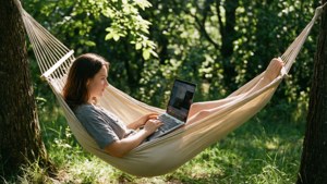 En MacBook Air i en hængekøje til en fredelig udendørs tilbagetrækning.