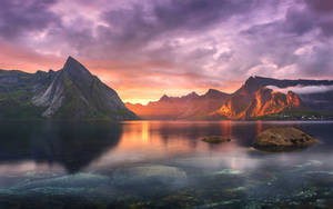 Sø og bjergkæde med daggrysskyer MacBook Pro baggrund. — MacBook Pro Wallpapers