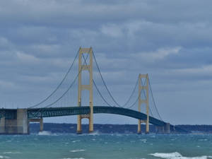 Mackinac-broen over bølger