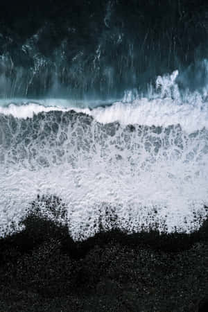 Mærk solens varme på smuk sort sandstrand. — Vivo Pad6 Pro Wallpapers