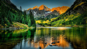 Maroon Bells naturligt bjerglandskab med sø wallpaper