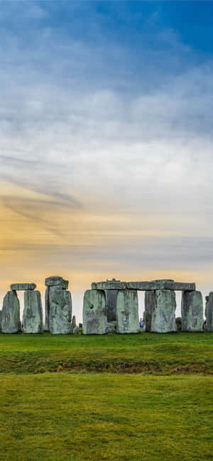 Majestætisk udsigt over Stonehenge ved solnedgang — Vivo V70 Lite Wallpapers