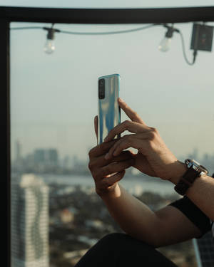Mand med Xiaomi-smartphone