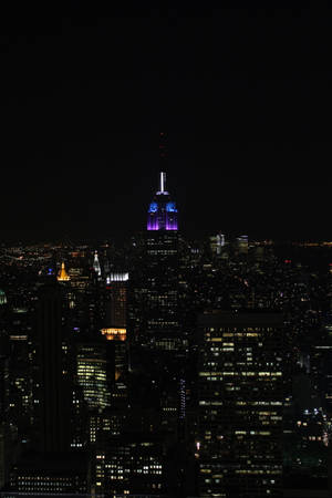 Månebelyst Skyline af Empire State, New York om Natten som iPhone-baggrund — Xiaomi Pad 8 Wallpapers