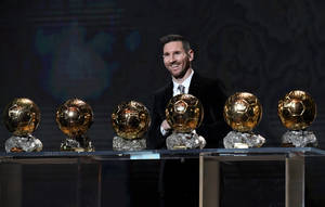 Messi 2021 Ballon d'Or-trofæer — Messi Wallpapers