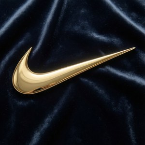 Skinnende guld Nike-swoosh på mørk fløjl — Pixel Watch 4 Wallpapers