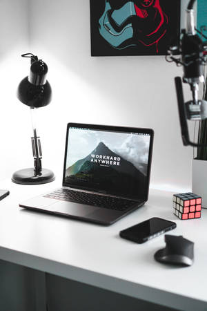 Minimalistisk iPhone-skrivebordsopsætning — Xiaomi Pad 8 Wallpapers