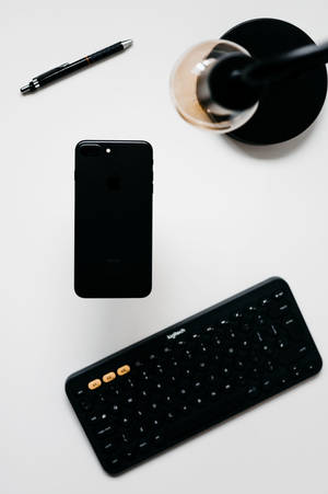 Minimalistisk iPhone skrivebord med sort tastatur — Xiaomi Pad 9 Pro Max Wallpapers