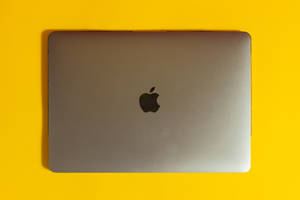 Minimalistisk Mac-arbejdsplads med et strejf af elegance — Æstetisk MacBook Wallpapers