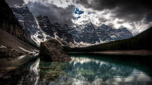 Mørk Moraine-sø baggrund — 2560x1440 Wallpapers