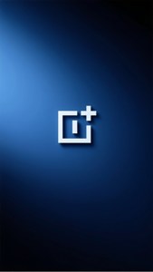 Minimalistisk OnePlus-logo centreret på en mørkeblå gradient.